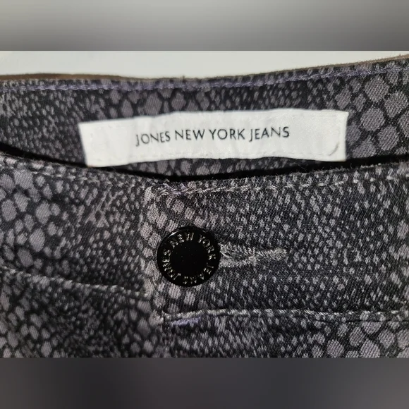 Jones New York Jeans - Black and Gray Snakeskin Look Jeans - size 6 - Picture 9 of 9
